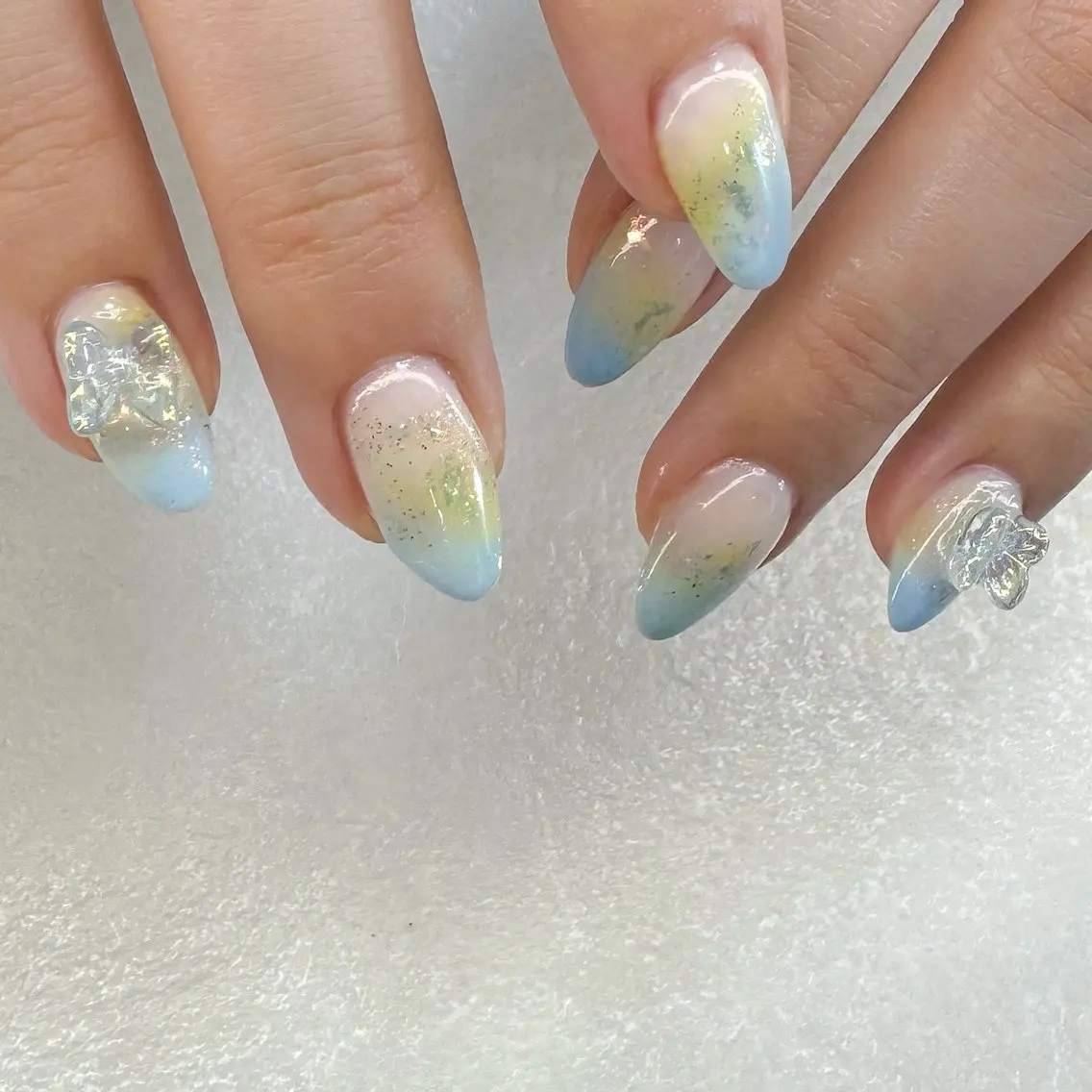 ネイル オーロラネイル ブルー ニュアンスネイル シンプルネイル ホワイト ハンドネイル pointillé .ayaのネイルデザイン
