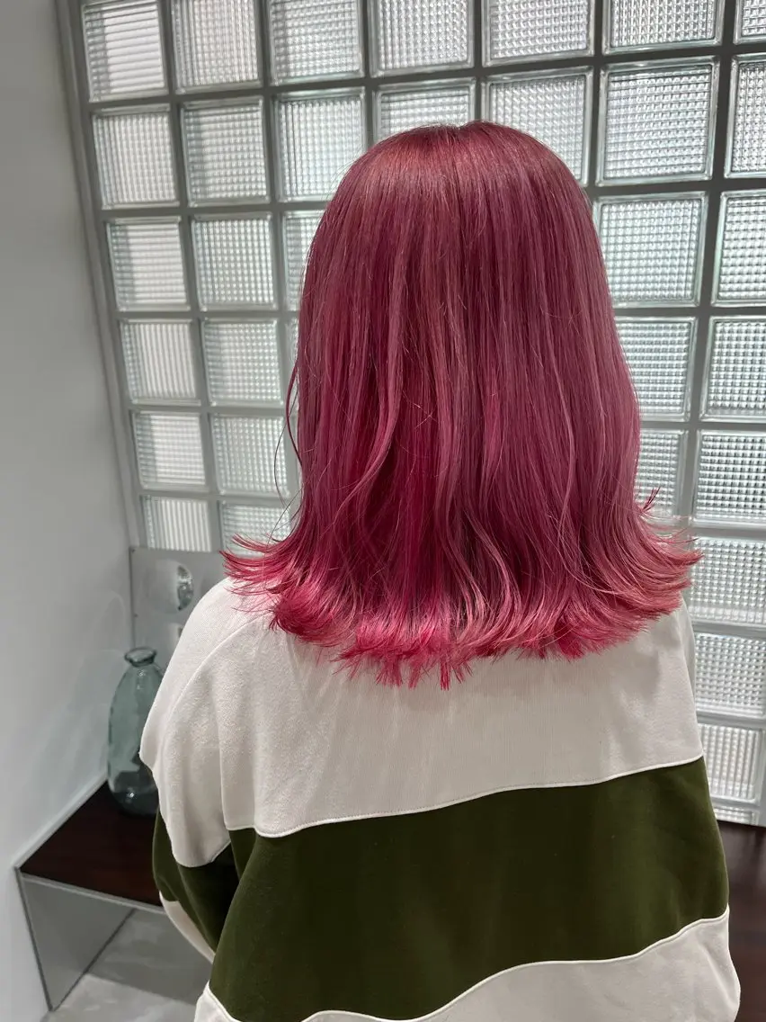 ミディアム カラー ブリーチ デザインカラー ピンクカラー カット ヘアカラー トリートメント 髪質改善縮毛矯正/暖 色カラー/ウエダカナのヘアスタイル