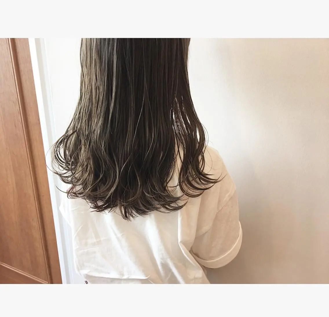 セミロング カラー アッシュ ベージュカラー 透明感カラー 鈴木 翔梧のヘアスタイル