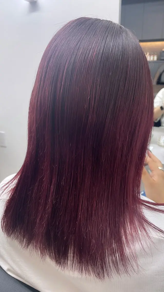 ミディアム 💕透明感赤味カラー ぱっつんボブ🩷のヘアスタイル