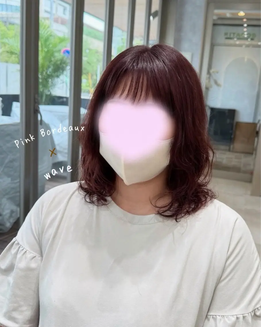 ミディアム カラー パーマ ミディアムパーマ ボルドーカラー ピンクカラー レイヤーカット ローレイヤー カット ヘアカラー トリートメント 関口 知佳のヘアスタイル