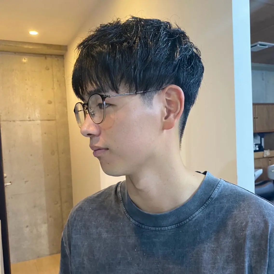 ショート メンズ マッシュ メンズショート 刈り上げ ショートヘア センターパート/ニ ュアンスパーマのヘアスタイル