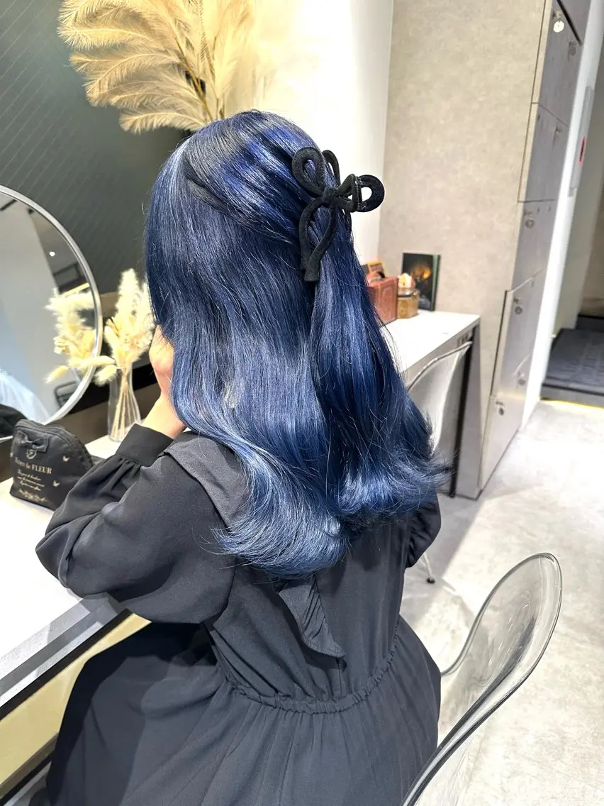 ロング カラー ブリーチ ブルーカラー ネイビーカラー ブリーチ/ハイトーン 艶カラー/ユリナのヘアスタイル
