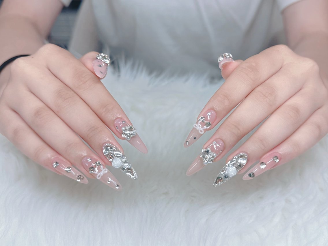 ネイル キラキラネイル 韓国ネイル ストーンネイル ネイルチップ ワンホンネイル ハンドネイル GOHOUBI Nail 心斎橋店のネイルデザイン