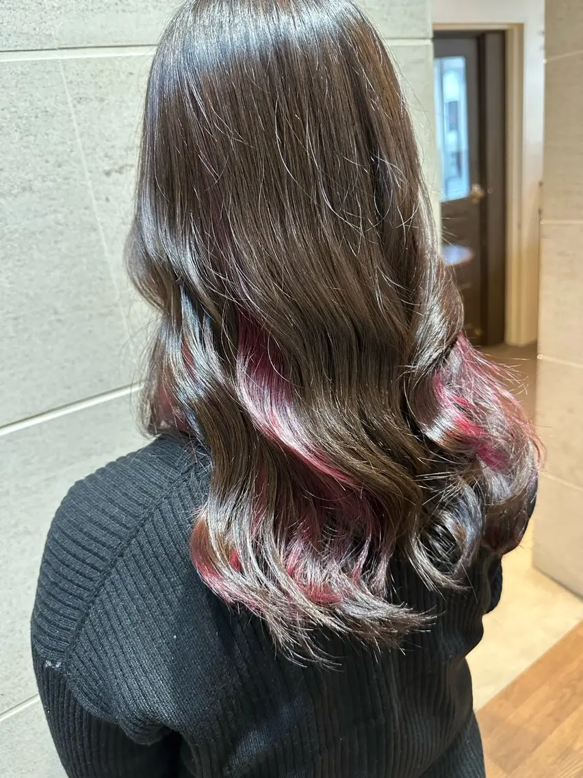 ロング カラー インナーカラー ヘアカラー トリートメント RINA .のヘアスタイル