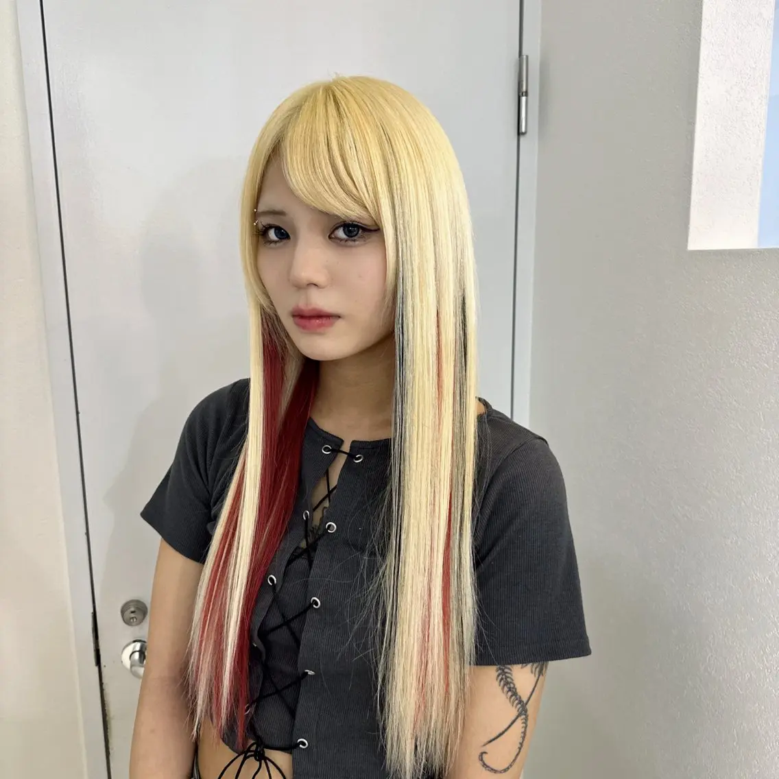 ロング カラー シールエクステ デザインカラー ハイトーンカラー インナーカラー エクステ 9月4日限定 カットモデル募集のヘアスタイル