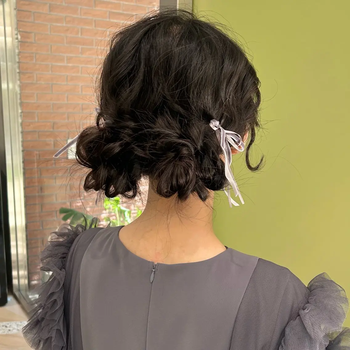 セミロング ヘアアレンジ お団子ヘア 結婚式・ブライダル くびれヘア 顔周りカット 髪質改善 ヘアセット ブリーチなしベージュ /ヘアセット/ミユのヘアスタイル