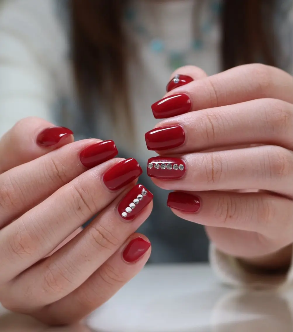 ネイル キラキラネイル ワンカラーネイル 赤色 シンプルネイル 冬ネイル ハンドネイル Baku Nailsのネイルデザイン