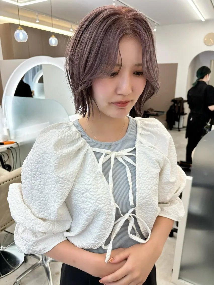 ミディアム アッシュ パープルカラー ボブ 外ハネヘア 顔まわり／髪質改 善／白髪ぼかし／中山のヘアスタイル