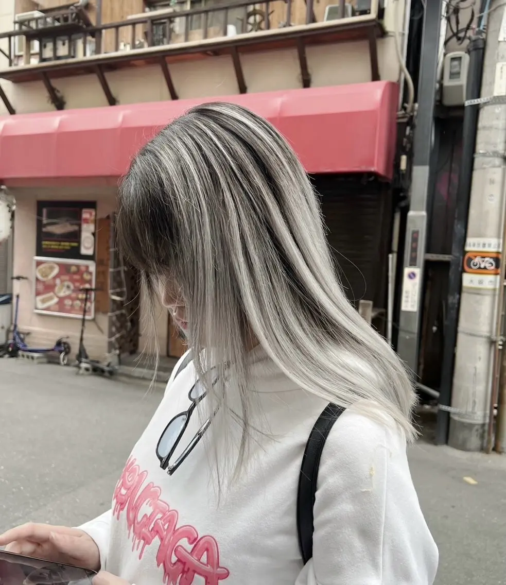 セミロング カラー バレイヤージュ シルバー ホワイトシルバー レイヤーカット 指名数No.1 /NAOYAのヘアスタイル