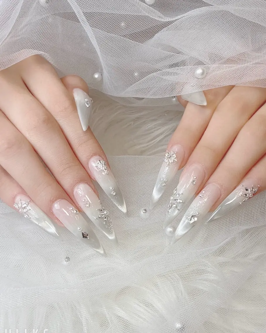 ネイル オーロラネイル クリアネイル フラッシュネイル フレンチネイル ジェルネイル ハンドネイル Sakura Nail Salonのネイルデザイン
