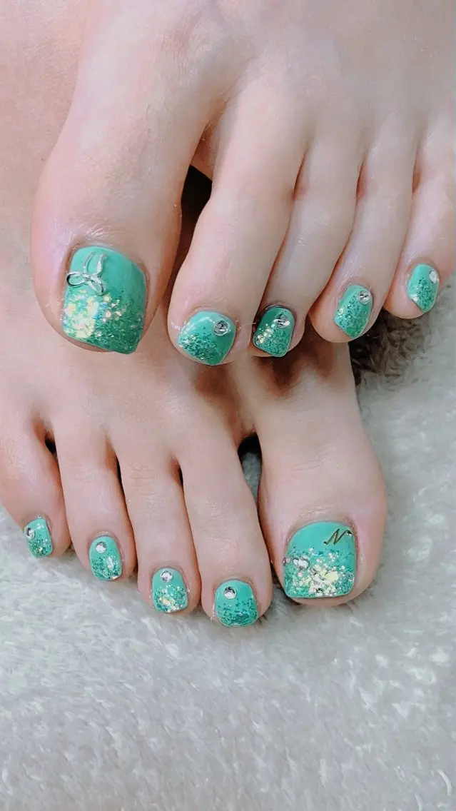ネイル フットネイル グラデーション ラメ(グリッター) ラメグラデーション フットネイル shino🌟 痛ネイルのネイルデザイン