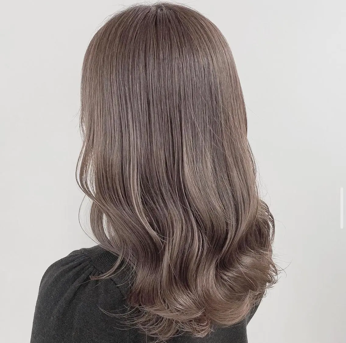 ロング カラー アッシュ アッシュグレー アッシュグレージュ ブリーチ グレージュ ケアブリーチ 黒瀬有汰のヘアスタイル
