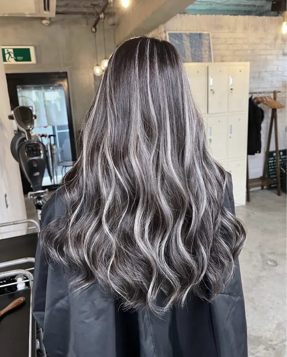ロング カラー ダークグレー ダークグレージュ グレージュ ハイライトカラー ハイライト ヘアカラー トリートメント 指名数No.1 /NAOYAのヘアスタイル