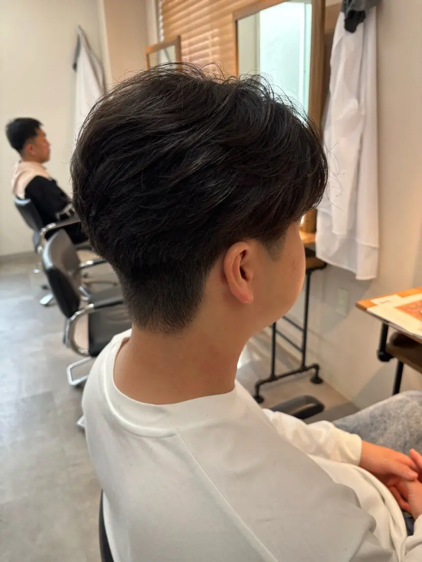 メンズ ビジネス センターパート 刈り上げ 保立フェザーパーマ 大人メンズヘア船橋駅のヘアスタイル