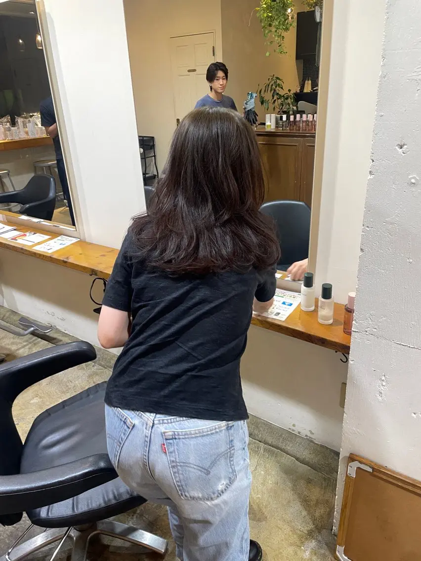 セミロング カラー グレージュ オリーブグレージュ オリーブグレー レイヤーカット カット ヘアカラー トリートメント MIOベージュカラー 柔らかいカラーのヘアスタイル