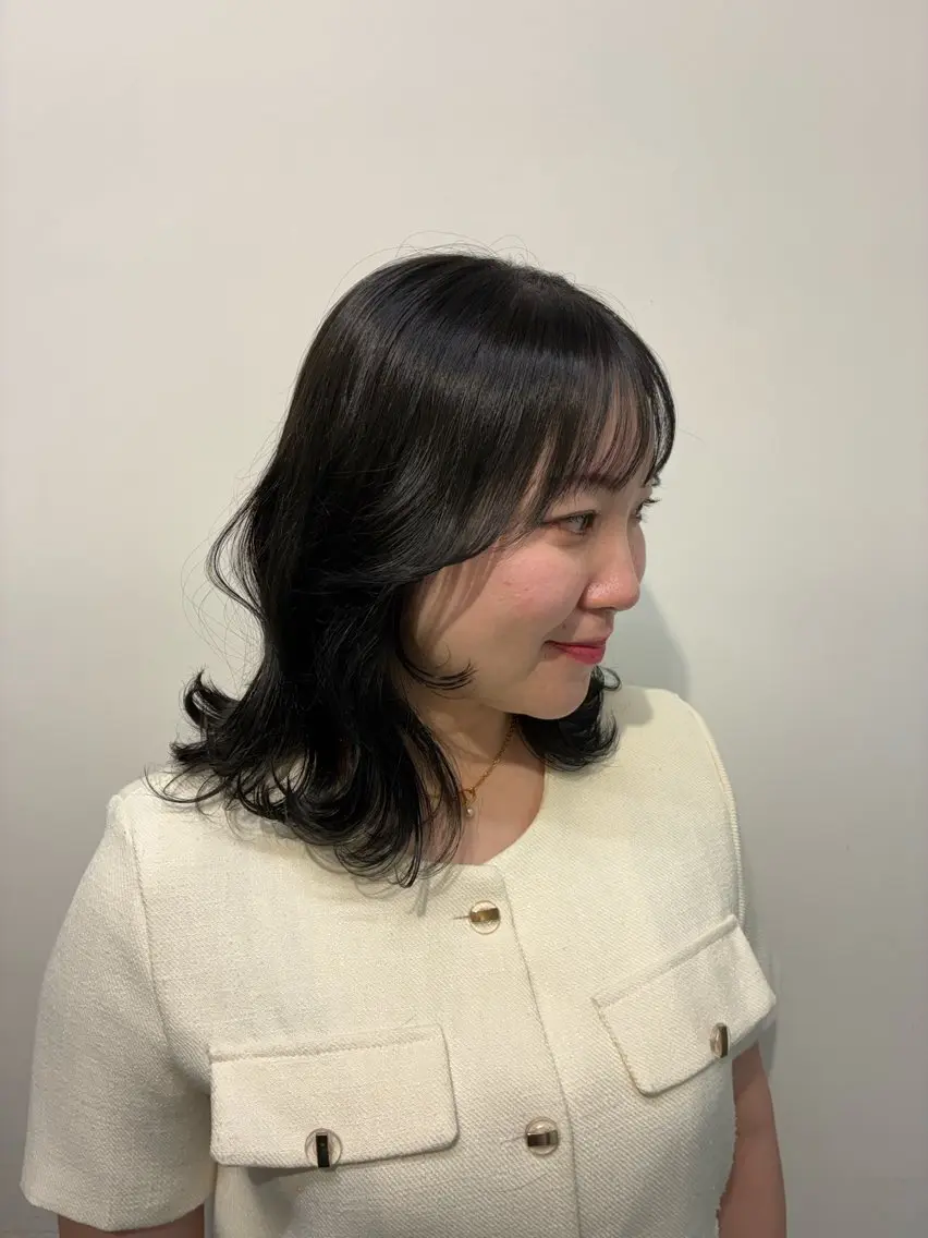 ミディアム カラー 黒髪 ブルーカラー ブルーブラック 透明感カラー くびれヘア カット ヘアカラー トリートメント 大人女性ヘア 半個室 池袋 natsukiのヘアスタイル