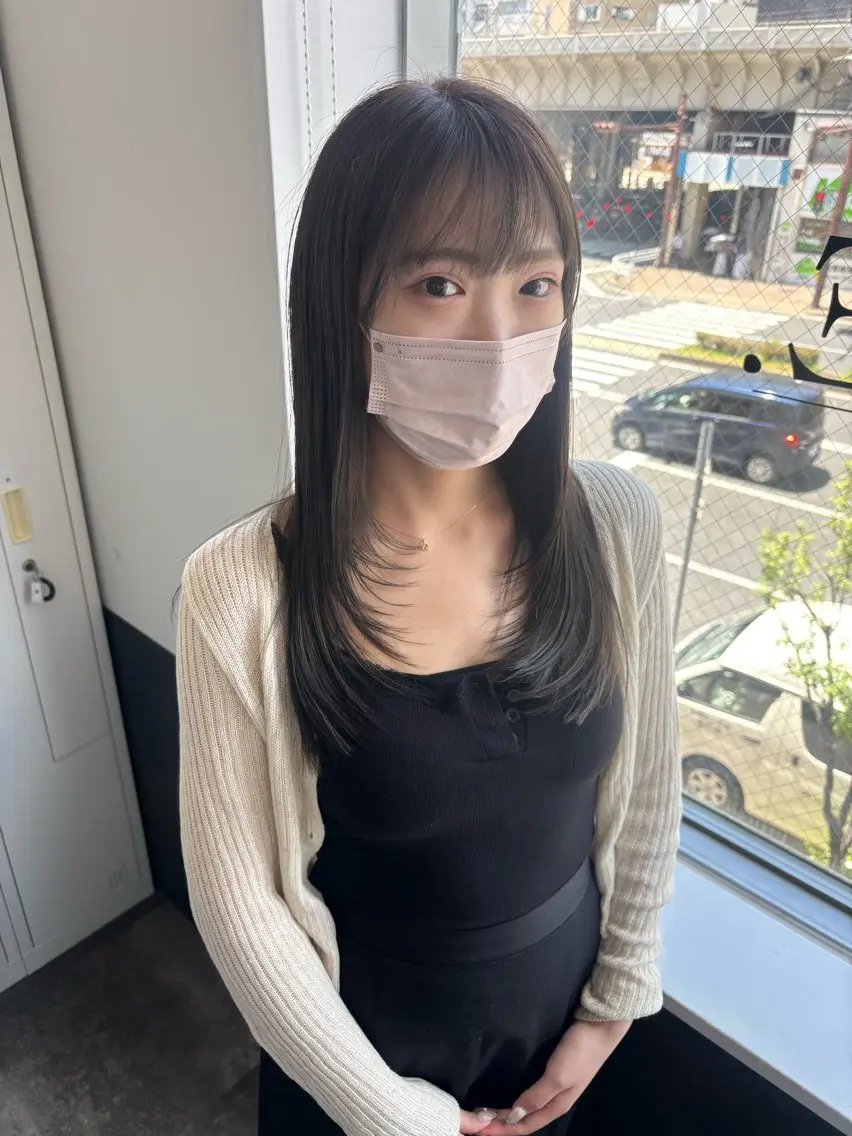 セミロング カラー グレージュ レイヤーカット 穐田 航のヘアスタイル