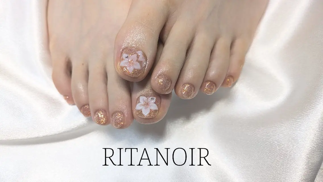 ネイル フラワーネイル フットネイル キラキラネイル ラメ(グリッター) ワンカラーネイル RITA NOIRのネイルデザイン