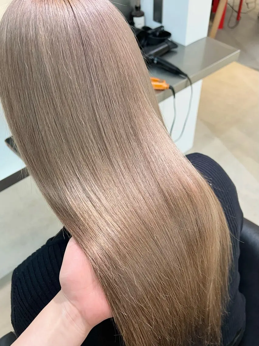 ロング カラー ベージュカラー ブリーチ ミルクティーベージュ Ami ケアブリーチ/表参道のヘアスタイル