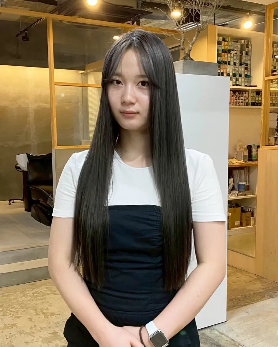 ロング カラー ヘアカラー 新屋 有希乃のヘアスタイル