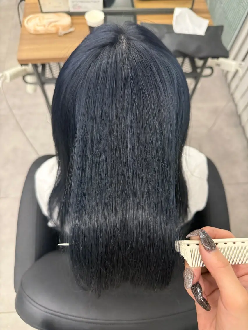 セミロング カラー 黒髪 ブリーチ ブルーカラー ブルーブラック 透明感カラー 松原 杏奈のヘアスタイル