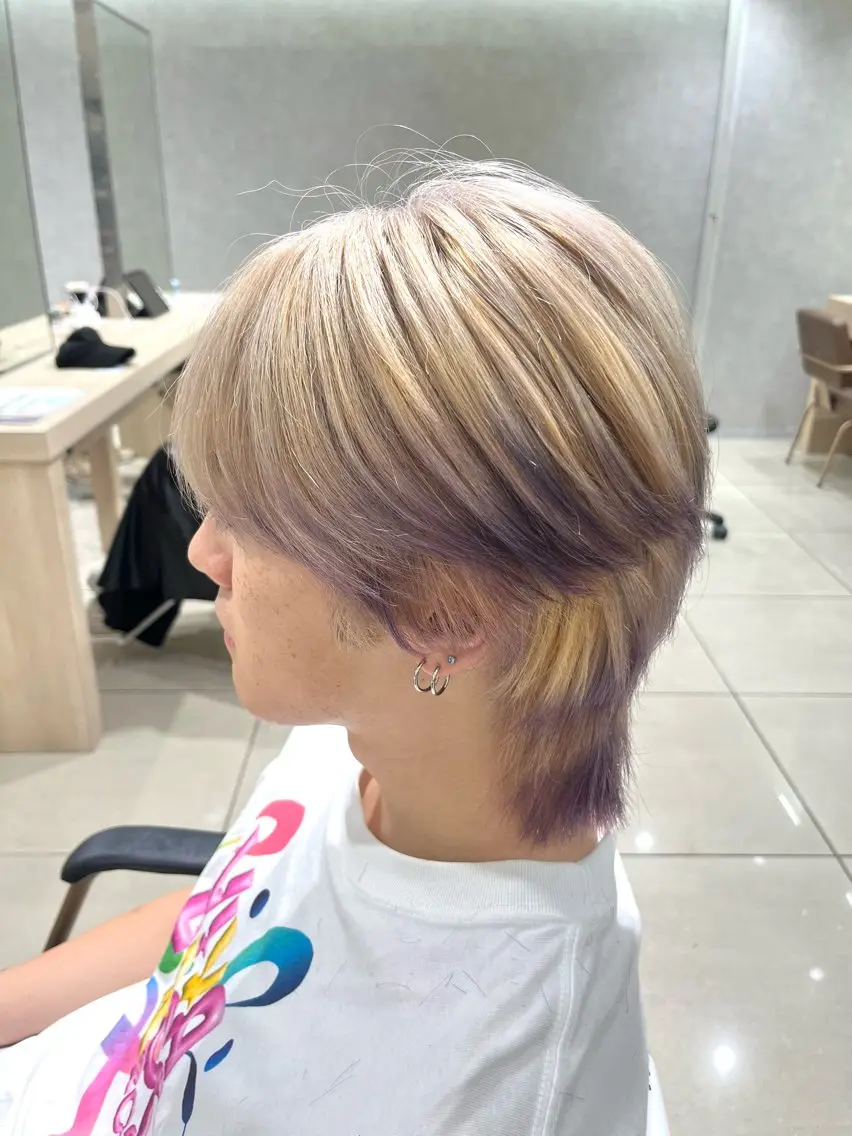 ミディアム カラー メンズ メンズブリーチ ベージュカラー ブリーチ 抜きっぱなしブロンド ケアブリーチ カット ヘアカラー 巖本 真希のヘアスタイル