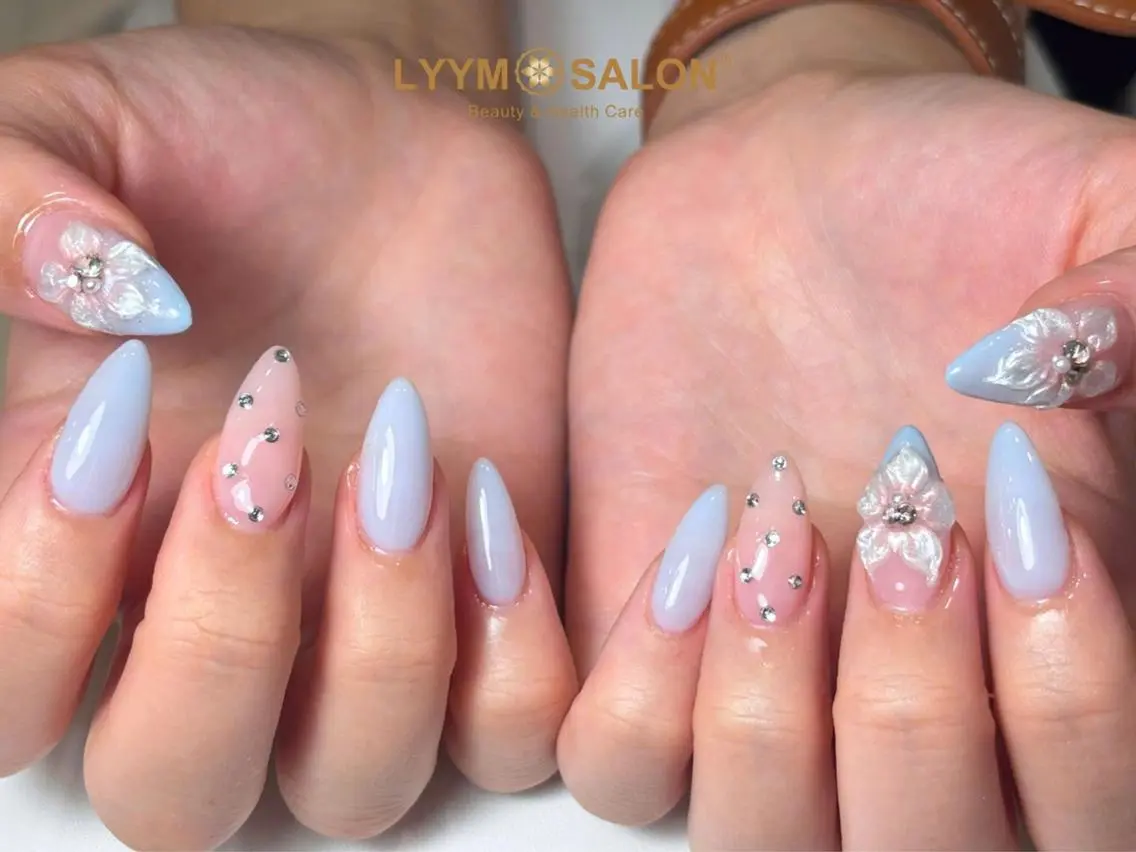 ネイル ブルー フラワーネイル ジェルネイル ガーリー キラキラネイル ハンドネイル LYYM Salon Miraのネイルデザイン
