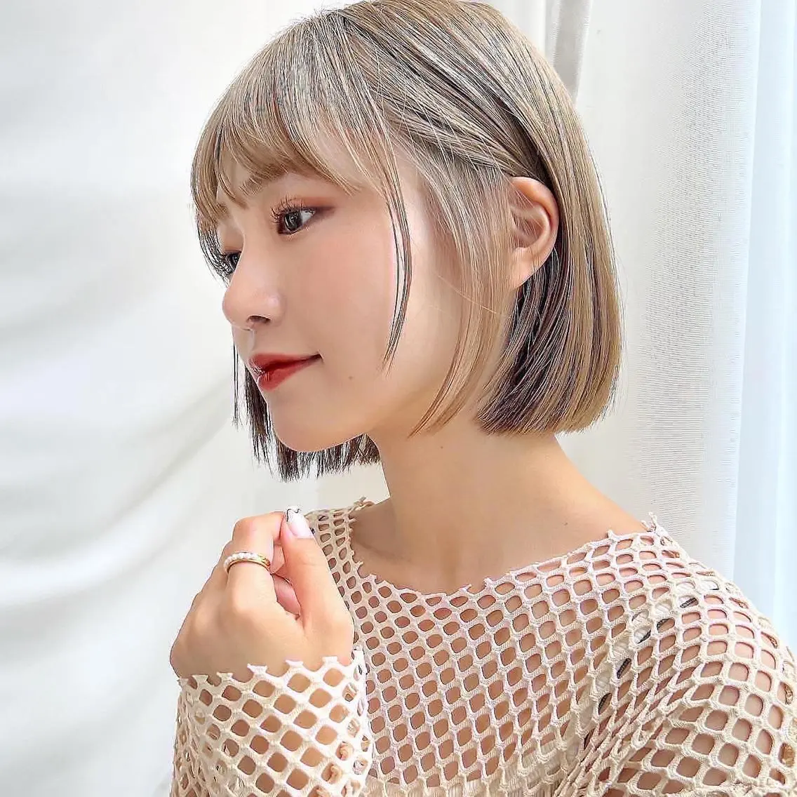 ショート カラー 切りっぱなしボブ 前下がりボブ ブリーチ グレージュ イルミナカラー カット ヘアカラー トリートメント レイヤー専門家 ダブルカラー修のヘアスタイル