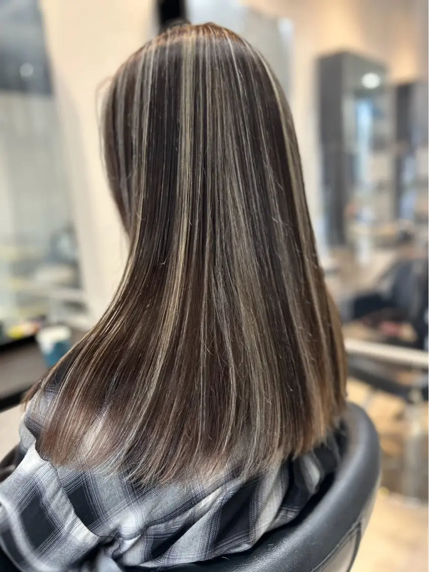 ロング カラー ブリーチ ハイライトカラー ハイトーンカラー シルバー ハイライト 美容室シャルム⭐️ 清水 勇希🩷のヘアスタイル