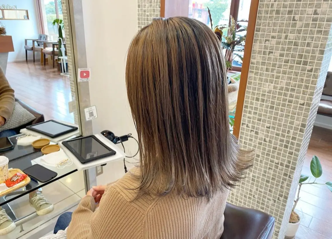 ミディアム カラー バレイヤージュ ブリーチ グレージュ レイヤーカット ヘアカラー 鈴木 翔梧のヘアスタイル