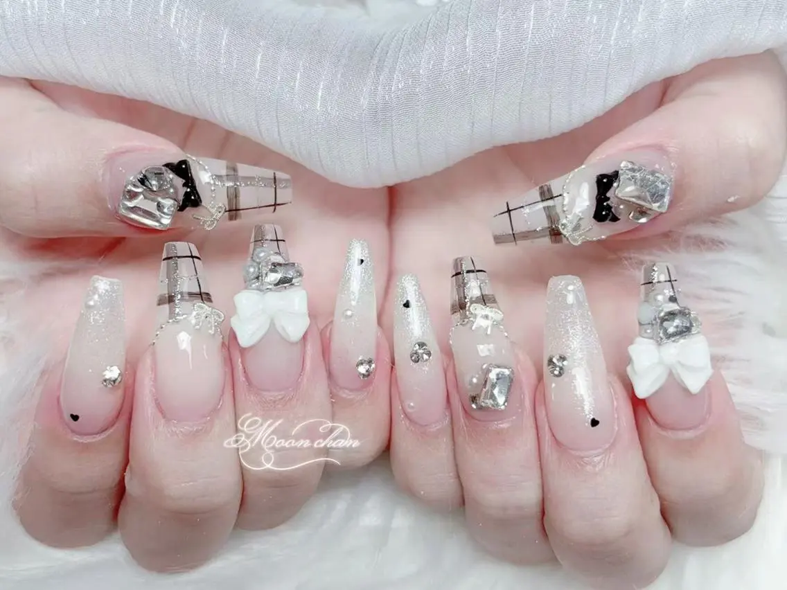 ネイル 長さ出し キラキラネイル 韓国ネイル ロングネイル マグネットネイル ハンドネイル ハンドケア MochiMochi 🎀新宿／長さ出しのネイルデザイン