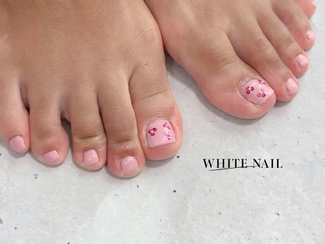 ネイル シンプルネイル フットネイル WHITE NAIL ホワイトネイルのネイルデザイン