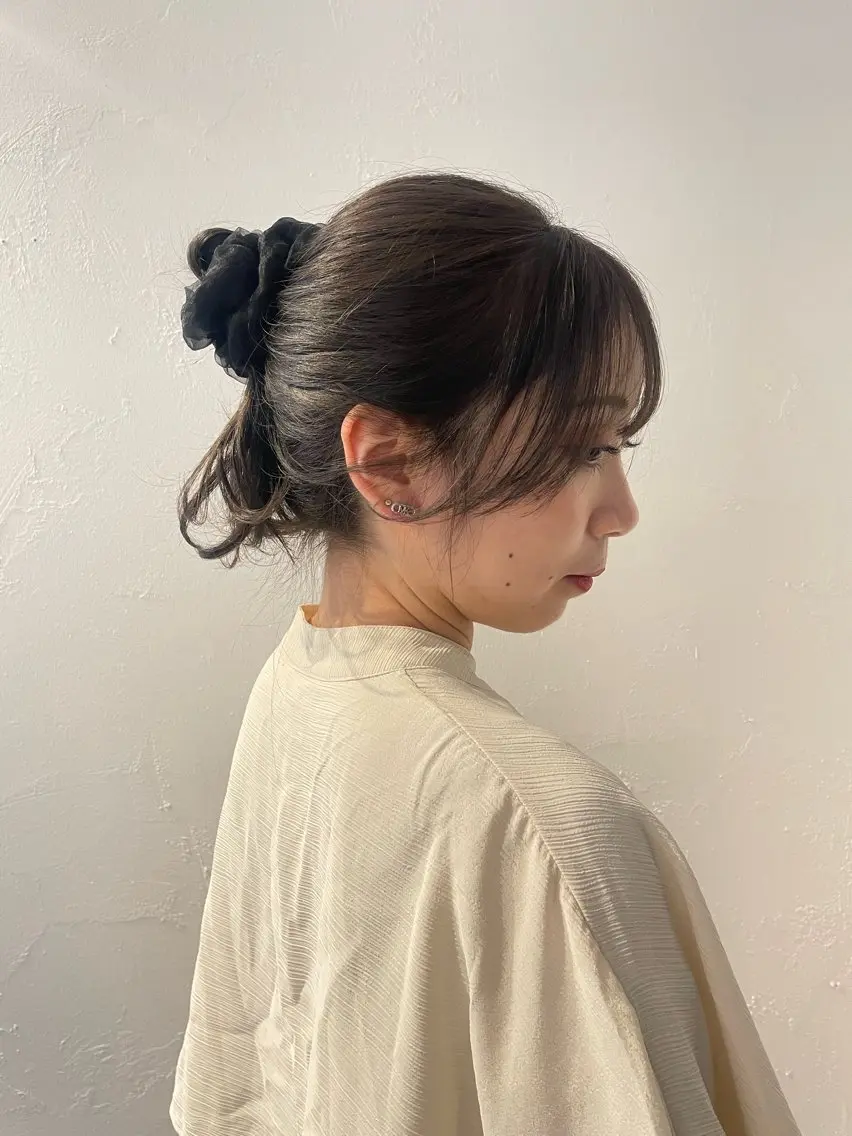 セミロング カラー ヘアアレンジ お団子ヘア mina / 透明感ベージュカラーのヘアスタイル