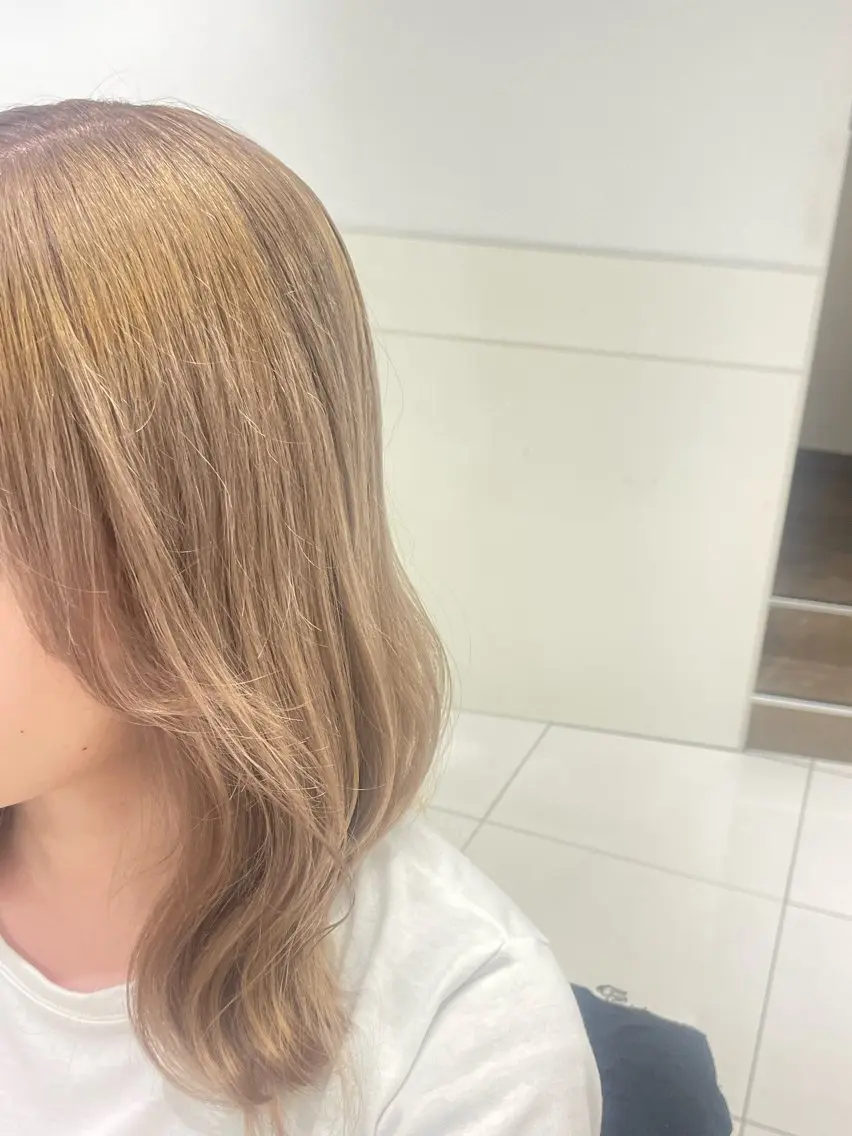 セミロング カラー yuzuna ハイトーン 天神のヘアスタイル