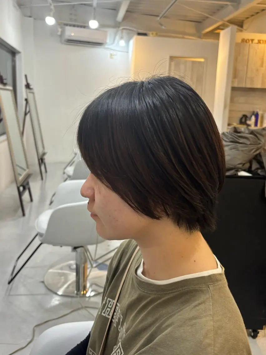 ショート 切りっぱなしボブ 前下がりボブ ボブレイヤー ハンサムショート 丸みショート 越坂部 桃子のヘアスタイル