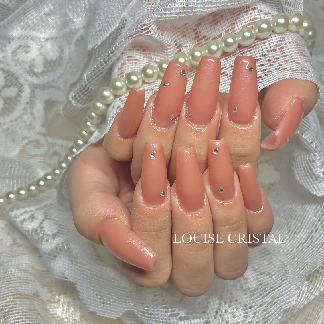 ネイル ハンドネイル LOUISE CRYSTALのネイルデザイン