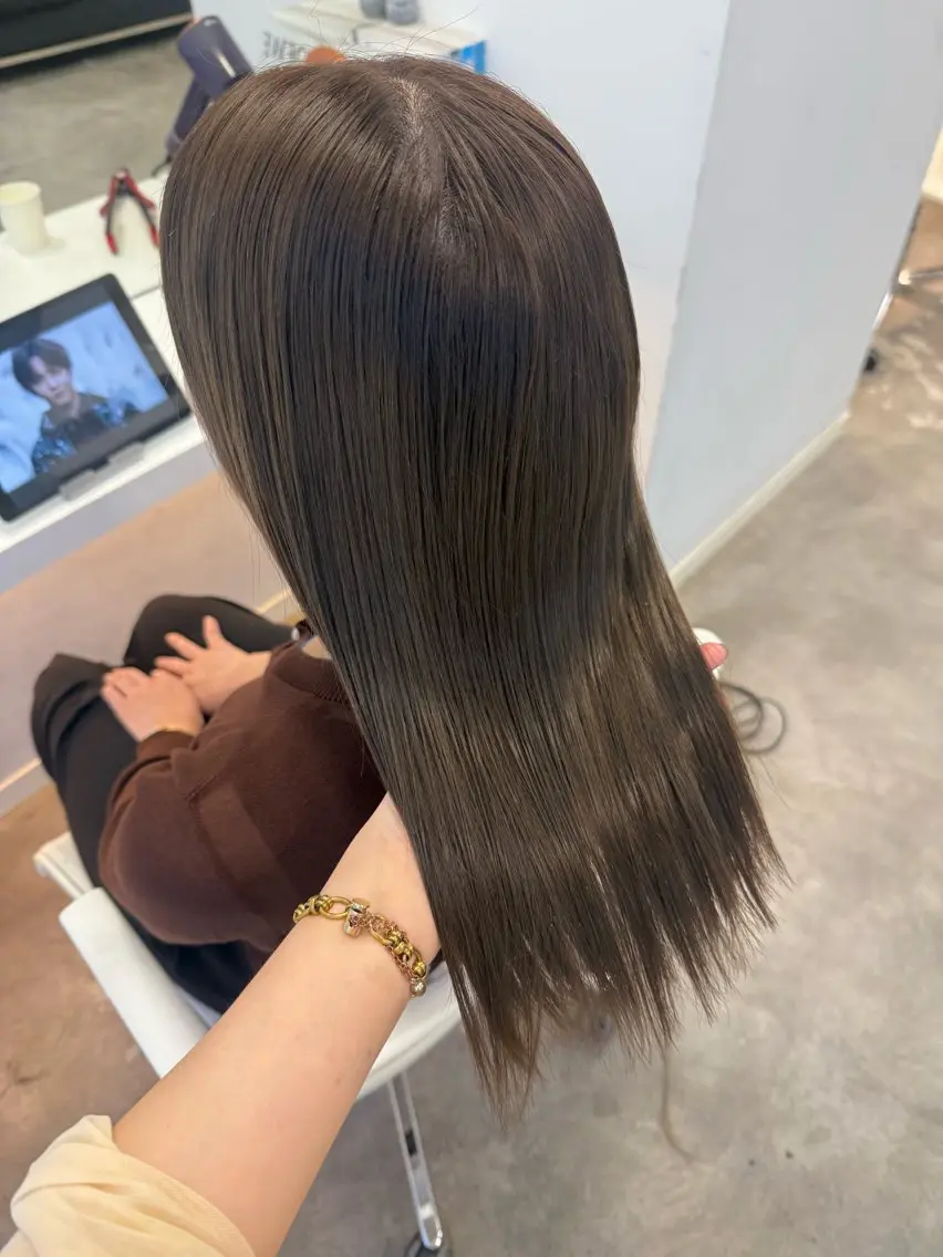 セミロング ayumi ／透明感カラーのヘアスタイル