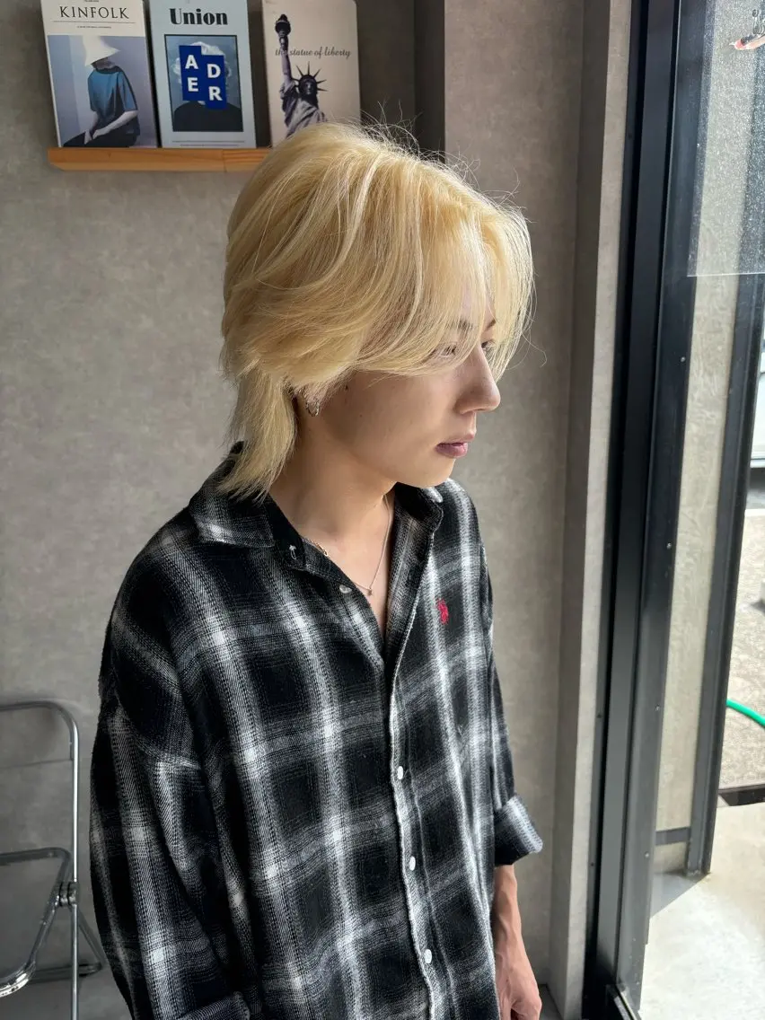 ミディアム カラー メンズ ミディアムパーマ センターパート メンズハイトーン マッシュウルフ マッシュ カット ヘアカラー トリートメント 長谷川 湧のヘアスタイル