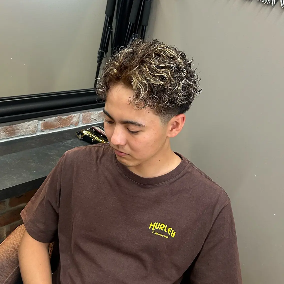 ショート カラー パーマ メンズ メンズメッシュ メンズパーマ メッシュ カット ヘアカラー パーマ 💈針金パーマ/ ソフトアフロ💈望愛のヘアスタイル