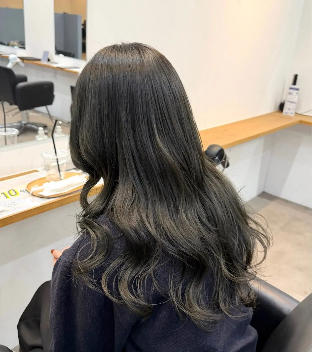 ロング カラー グレージュ オリーブグレージュ オリーブグレー カット ヘアカラー 韓国風hair💕 Kanonのヘアスタイル