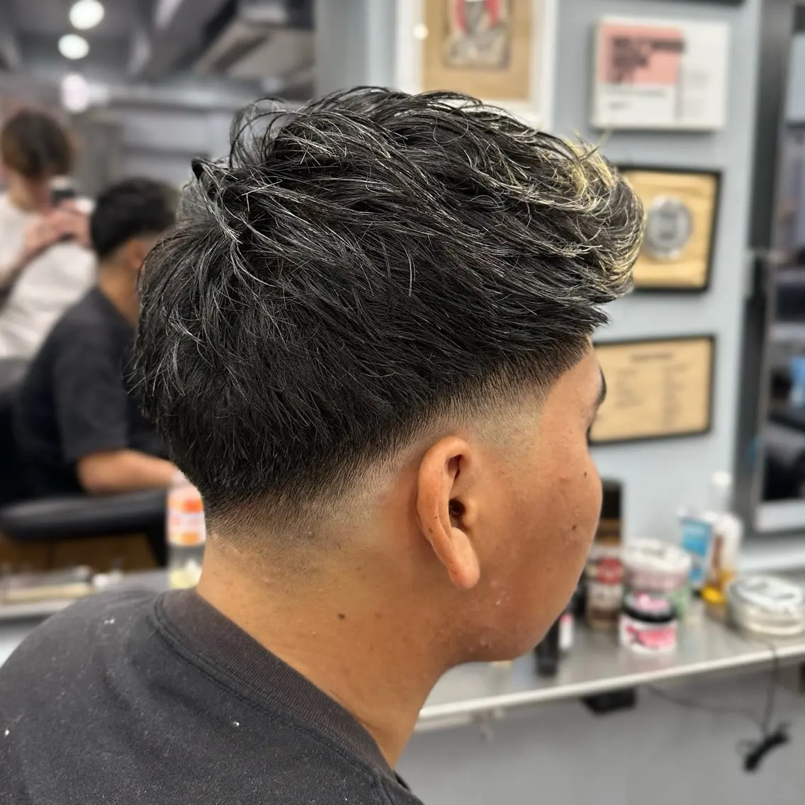 メンズ メンズブリーチ センターパート フェードカット メンズパーマ スキンフェード 柏/カラー/パーマ 浦口 夏生のヘアスタイル