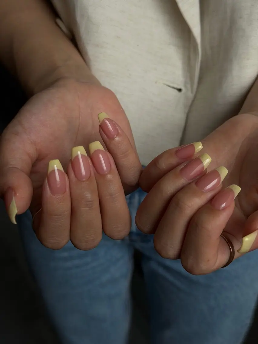ネイル フレンチネイル ハンドネイル フットネイル with hues AYAのネイルデザイン