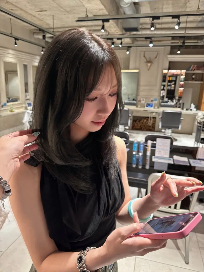 セミロング SAYA NEWTONのヘアスタイル