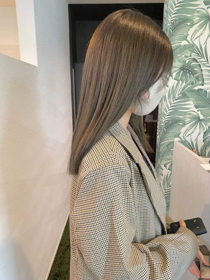 セミロング カラー グレージュ ハイライトカラー オリーブグレージュ オリーブグレー ハイライト 桑原 菜摘のヘアスタイル