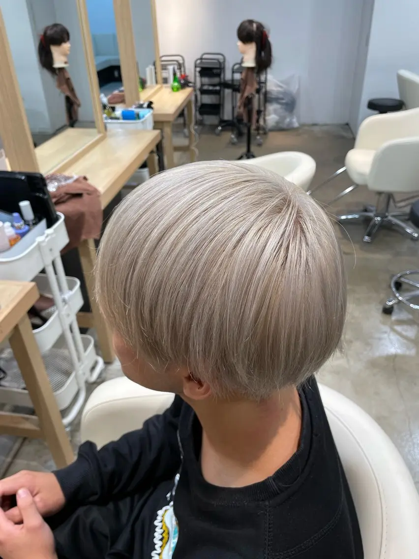 ショート カラー ベージュカラー ハイトーンカラー シルバー シルバーベージュ カマタ ハルキのヘアスタイル