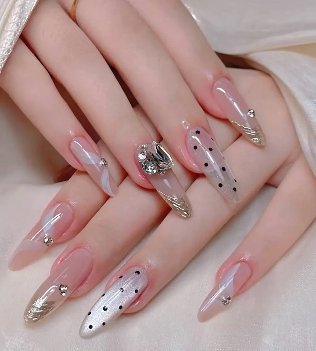 ネイル チークネイル 長さ出し フラワーネイル フレンチネイル ガーリー SunNail池袋駅 ワンホンネイルのネイルデザイン