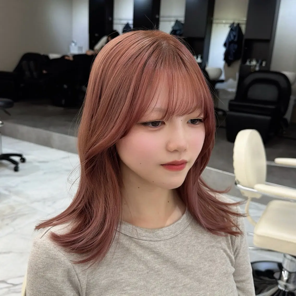 カラー ケアカラー 透明感カラー ピンクカラー ローズカラー 髪質改善 ヘアカラー aku💞韓国風🩷 ピンクカラー🎀🩷のヘアスタイル
