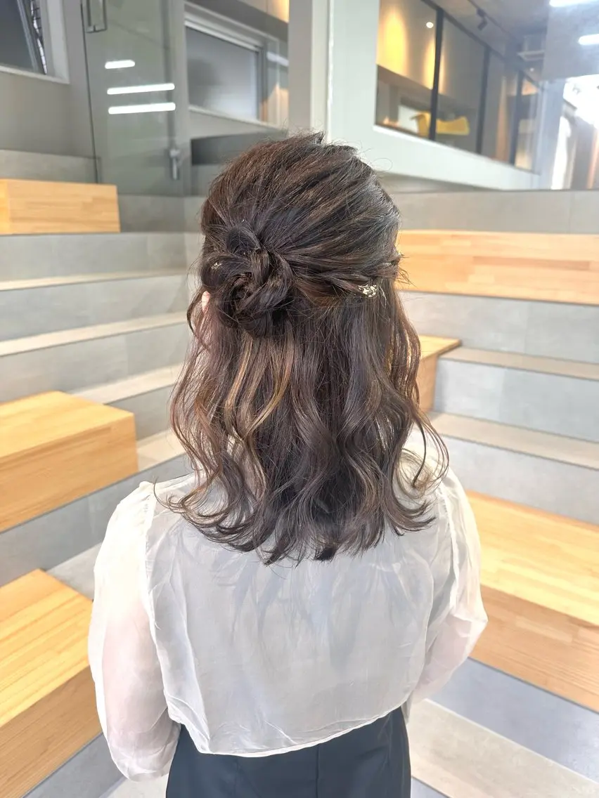 セミロング ヘアアレンジ ハーフアップ お団子ヘア 染谷 遥花のヘアスタイル