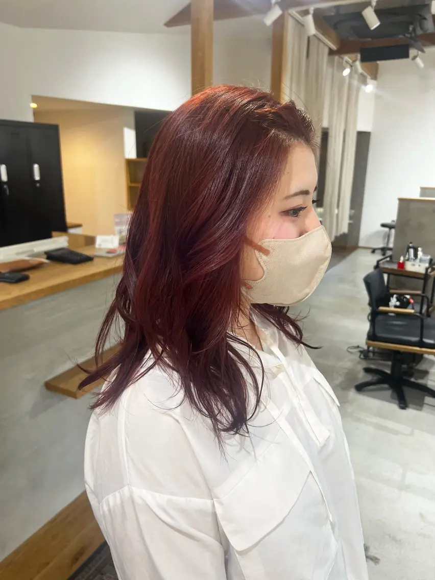 セミロング カラー ブリーチ ブリーチなしカラー ピンクカラー レッドカラー 浅岡 みちるのヘアスタイル